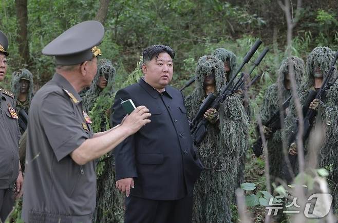 (평양 노동신문=뉴스1) 북한 노동당 기관지 노동신문은 28일 "경애하는 김정은동지께서 8월 27일 조선인민군 총참모부직속 특수작전 훈련기지를 방문하시고 저격수 구분대와 특수작전 구분대 훈련실태를 료해(파악)했다"고 보도했다. [국내에서만 사용가능. 재배포 금지. DB 금지. For Use Only in the Republic of Korea. Redistribution Prohibited] rodongphoto@news1.kr