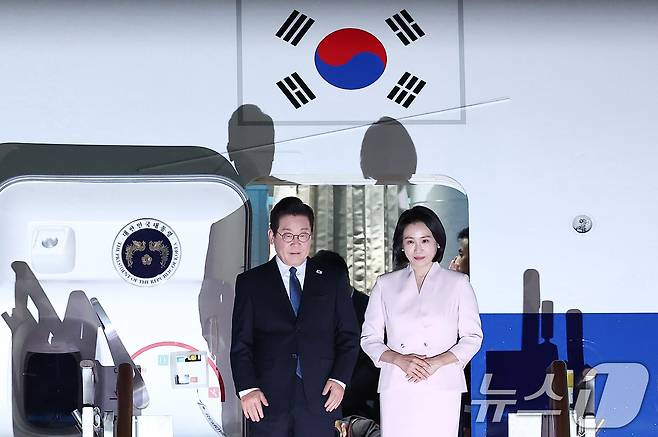'3박 6일' 일본·미국 순방 일정을 마친 이재명 대통령과 김혜경 여사가 28일 새벽 경기도 성남 서울공항을 통해 귀국해 인사하고 있다. 2025.8.28/뉴스1 ⓒ News1 김성진 기자