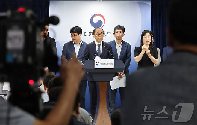 고학수 개인정보보호위원회 위원장이 28일 서울 종로구 정부서울청사에서 브리핑을 갖고 대규모 고객 유심(USIM) 정보 유출 사고가 발생한 SK텔레콤(SKT)에 대한 제재안을 발표하고 있다. SK텔레콤(SKT)은 과징금 1347억 9100만 원과 과태료 960만 원을 부과받았다. 해당 과징금은 개인정보위가 부과한 역대 최대 액수다. 2025.8.28/뉴스1 ⓒ News1 임세영 기자