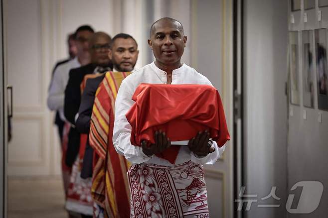 프랑스가 식민지였던 마다가스카르 사칼라바 왕국의 국왕과 장군의 두개골을 반환했다. 2025.8.27.ⓒ AFP=뉴스1