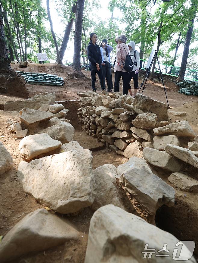 28일 경기 용인시 기흥구 보라산 백제고분군 긴급발굴조사 현장에서 시민들이 발굴 현장과 출토 유물을 살펴보고 있다.  2025.8.28/뉴스1 ⓒ News1 김영운 기자