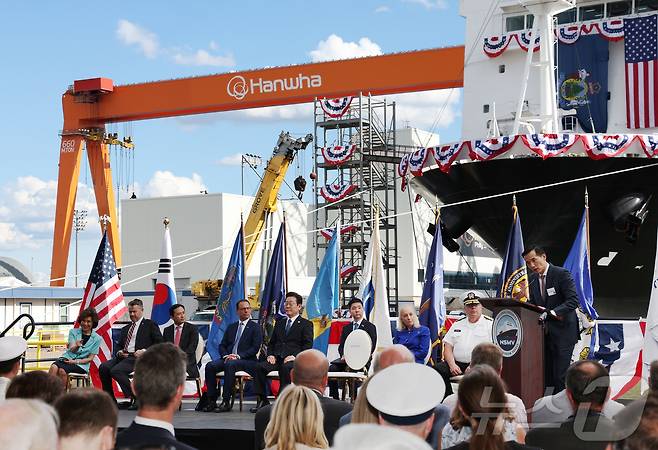 김동관 한화그룹 부회장이 26일(현지시간) 미국 필라델피아 한화필리조선소에서 이재명 대통령, 조쉬 샤피로 펜실베니아 주지사 등이 참석한 가운데 열린 선박 명명식에서 환영사를 하고 있다(한화 제공, 재판매 및 DB금지) 2025.8.27/뉴스1 ⓒ News1 박종홍 기자