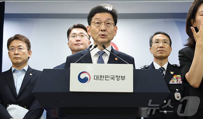 윤창렬 국무조정실장이 28일 오전 서울 종로구 정부서울청사에서 보이스피싱 근절 종합대책 관계 부처 합동 브리핑을 하고 있다. 2025.8.28/뉴스1 ⓒ News1 임세영 기자