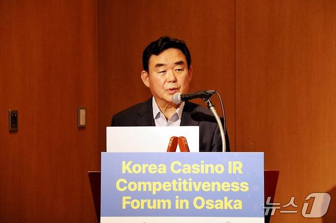 강원랜드가 이달 27~28일 일본 오사카 힐튼호텔에서 열린 한국카지노업관광협회와 한국관광학회의 '한국카지노 IR(글로벌복합리조트) 경쟁력 강화 포럼'에 참여한 가운데, 최철규 강원랜드 대표이사 직무 대행이 이번 포럼에서 발언하는 모습. (강원랜드 제공. 재판매 및 DB금지) 2025.8.28/뉴스1