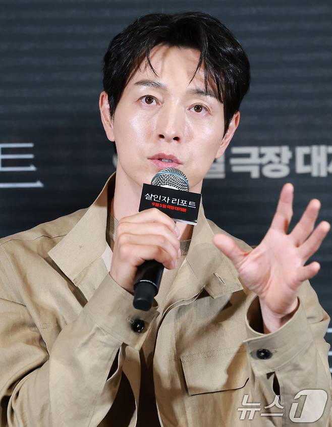배우 정성일이 28일 서울 용산구 CGV용산아이파크몰에서 열린 영화 '살인자 리포트‘(감독 조영준) 언론시사회 및 기자간담회에 참석해 취재진 질문에 답하고 있다. '살인자 리포트'는 특종에 목마른 베테랑 기자 선주(조여정 분)에게 정신과 의사 영훈(정성일 분)이 연쇄살인을 고백하는 인터뷰를 요청하면서 벌어지는 이야기를 담은 작품이다. 2025.8.28/뉴스1 ⓒ News1 권현진 기자