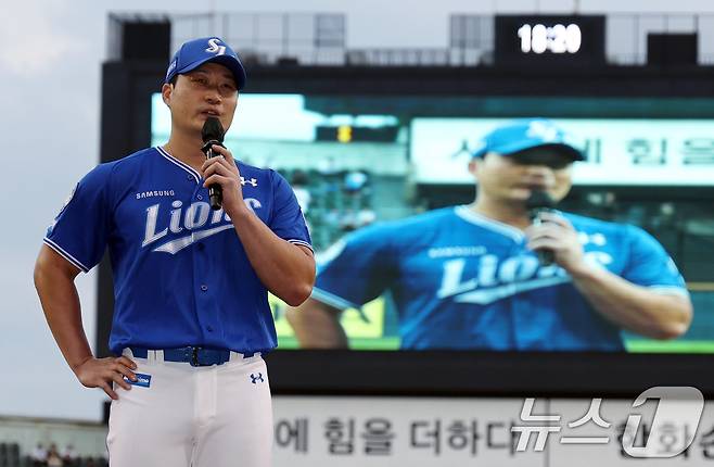 삼성 오승환이 28일 오후 서울 송파구 잠실야구장에서 열린 은퇴투어 기념 행사에서 은퇴 소감을 밝히고 있다. 2025.8.28/뉴스1 ⓒ News1 박정호 기자
