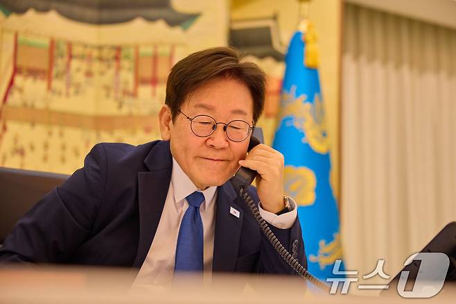 이재명 대통령이 28일 서울 한남동 관저에서 에모말리 라흐몬 타지키스탄 대통령과 통화를 하고 있다. (대통령실 제공. 재판매 및 DB 금지) ⓒ News1 이재명 기자