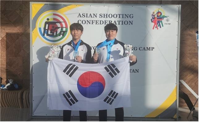 제16회 아시아사격선수권 10m 무빙타깃 혼합 남자 주니어부 은메달리스트 김재민(왼쪽)과 일반부 동메달을 따낸 정유진. 사진 | 대한사격연맹
