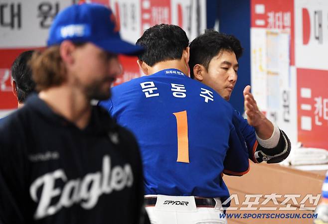 27일 서울 고척스카이돔에서 열린 키움 히어로즈와 한화이글스의 경기. 한화 문동주 6이닝 1실점 호투를 펼친 포옹을 나누고 있다. 고척=박재만 기자 pjm@sportschosun.com/2025.08.27/