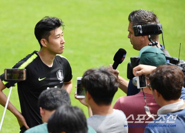 ◇2018 러시아월드컵을 앞두고 오스트리아 레오강에서 훈련 중이던 손흥민이 독일 매체와 인터뷰하는 모습. 스포츠조선DB