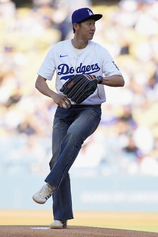 LAFC 손흥민이 힘차게 시구를 하고 있다. AP연합뉴스