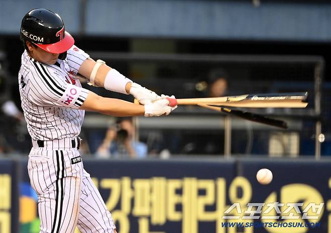 29일 잠실야구장에서 열린 KT와 LG의 경기, 3회말 2사 1루 구본혁이 오원석의 투구를 받아치다 배트가 조각나고 있다. 잠실=허상욱 기자wook@sportschosun.com/2025.07.29/