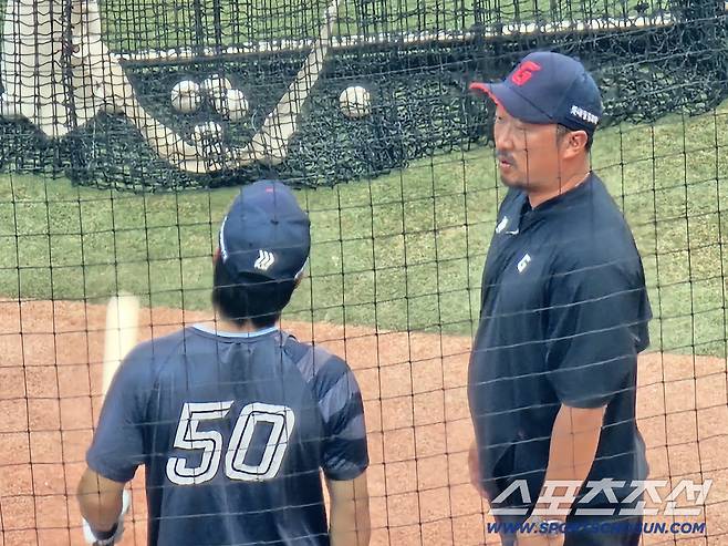 28일 경기전 얼리워크 도중 김동혁과 이야기를 나누는 이병규 타격코치. 김영록 기자