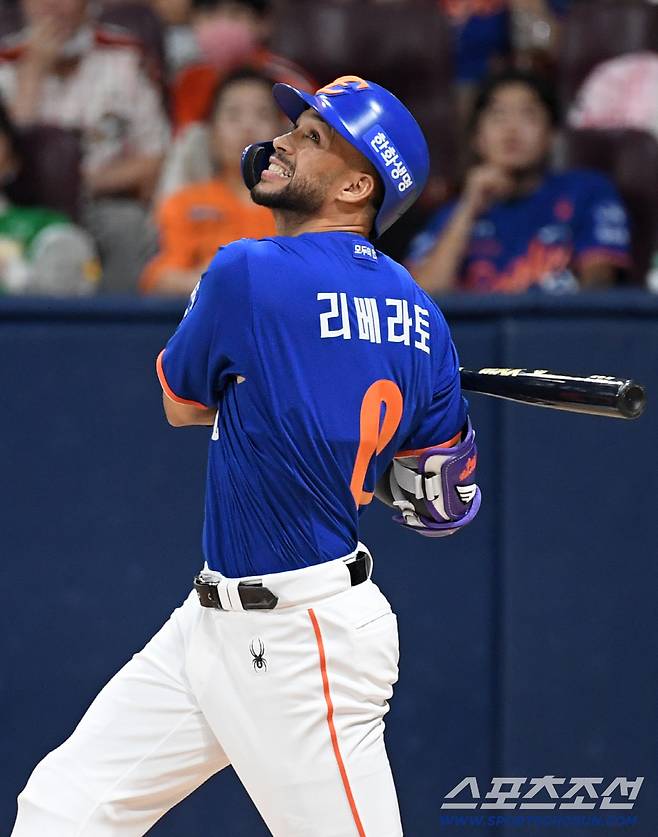 27일 서울 고척스카이돔에서 열린 키움 히어로즈와 한화이글스의 경기. 3회초 1사 1,3루 한화 리베라토가 내야 땅볼을 치고 있다. 고척=박재만 기자 pjm@sportschosun.com/2025.08.27/