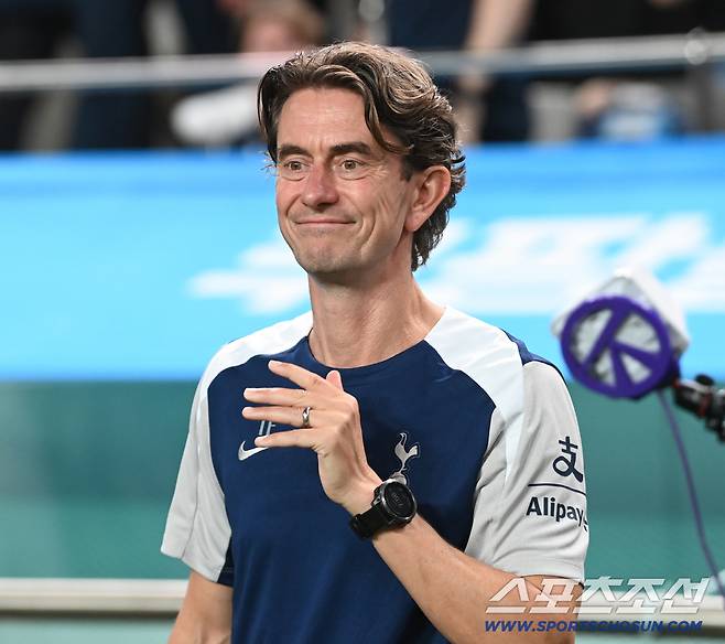 3일 서울월드컵경기장에서 열린 토트넘과 뉴캐슬의 경기, 경기를 앞둔 토트넘 토마스 프랭크 감독의 모습. 상암=허상욱 기자wook@sportschosun.com/2025.08.03/