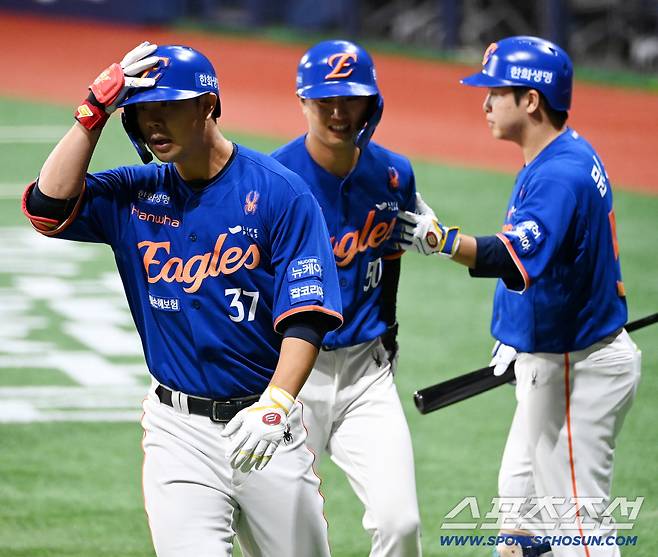 28일 고척스카이돔에서 열린 한화와 키움의 경기, 1회초 무사 1루 한화 김인환이 선제 2점홈런을 치고 기쁨을 나누고 있다. 고척=허상욱 기자wook@sportschosun.com/2025.08.28/