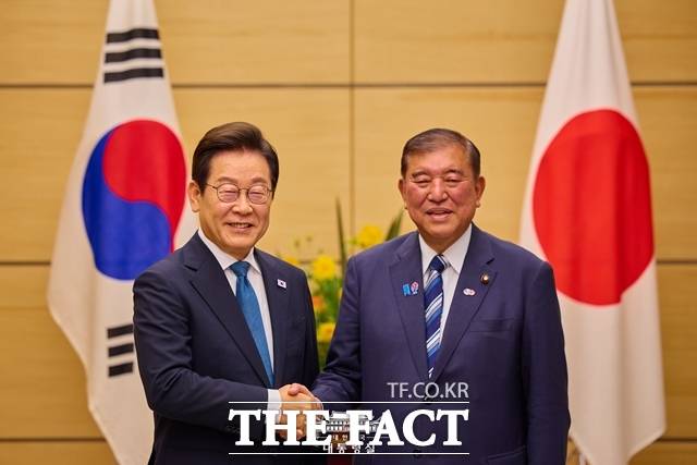 이재명 대통령이 23일(현지시간) 일본 도쿄 총리 공관에서 이시바 시게루 일본 총리와 한일 정상회담을 갖고 기념촬영을 하고 있다. /대통령실
