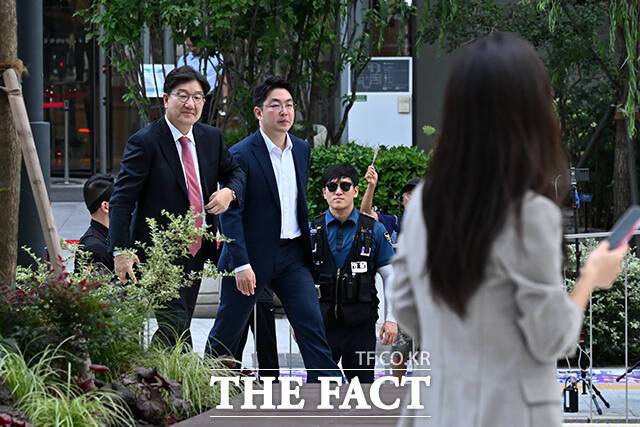 특검팀은 권 의원을 상대로 의혹 전반에 걸쳐 폭넓게 질문하면서도 통일교와 관련된 내용을 집중적으로 추궁했다. 오전 조사에서는 권 의원과 통일교가 접촉하게 된 계기 등이 어떻게 되는지 물어봤다고 한다. /서예원 기자