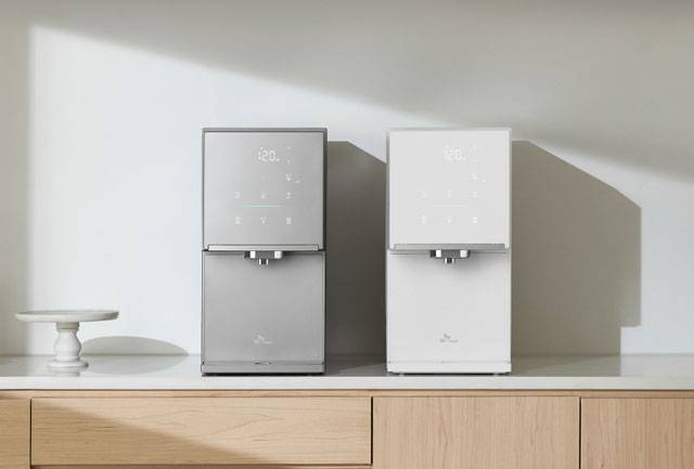 '원코크 얼음물 정수기'는 터치 한 번으로 얼음과 물이 동시 출수하는 신개념 얼음 정수기로 SK매직이 국내 최초로 선보인 얼음 정수기다. /SK매직