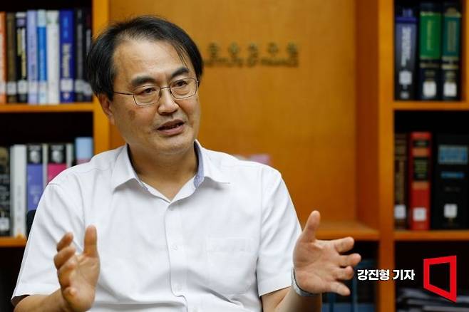 지만수 한국금융연구원 선임연구위원이 14일 서울 중구 한국음융연구원에서 인터뷰 하고 있다. 강진형 기자