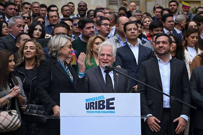 아들 사망을 계기로 대선 출마를 선언한 미겔 우리베 론도뇨. AFP연합뉴스