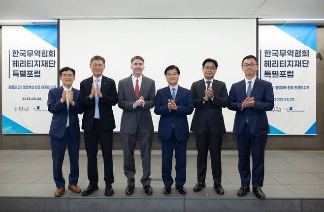 한국무역협회와 미국 헤리티지재단이 28일 강남구 삼성동 트레이드타워에서 개최한 '한미 관계의 미래' 특별포럼에서 주요 참석자들이 기념 촬영을 하고 있다. 사진=한국무역협회