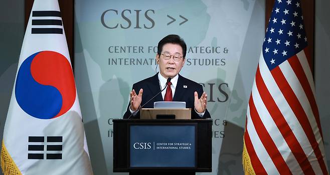 이재명 대통령이 25일(현지 시간) 미국 워싱턴DC 전략국제문제연구소(CSIS)에서 정책 연설을 하고 있다. /뉴시스