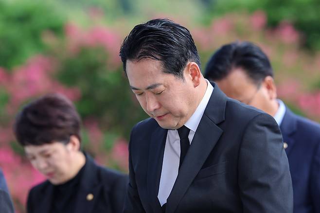 장동혁 국민의힘 신임 대표가 27일 오전 서울 동작구 국립서울현충원을 찾아 묵념하고 있다. /뉴시스