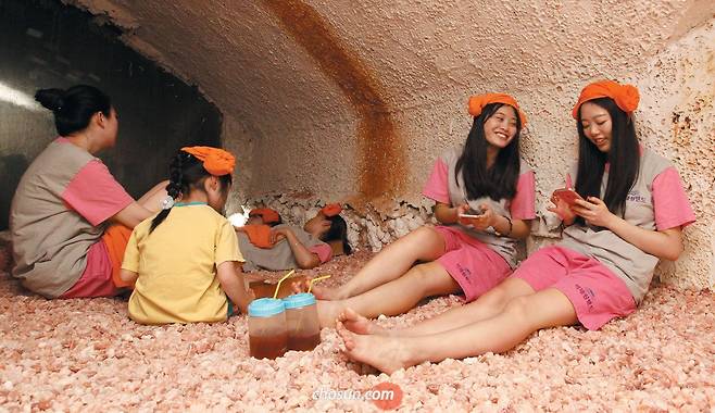 서울 이태원에 있는 24시간 찜질방에 여행 온 중국인 관광객들. /장련성 객원기자