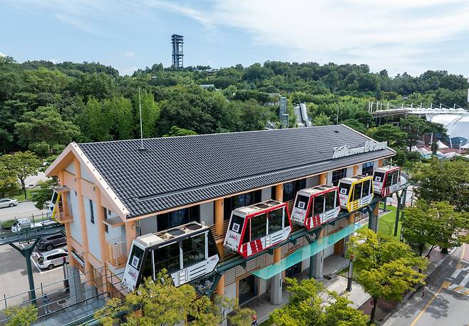 지난 27일 오후 전북 남원시 춘향테마파크에 있는 모노레일 정류장에 모노레일이 멈춰서 있다. 남원테마파크는 지난 2022년 6월 405억원을 들여 모노레일과 집라인을 만들었는데, 남원시가 사용 허가를 내주지 않아 운영을 포기했다. 모노레일은 작년 2월 운행을 멈췄다. 1년 6개월째 방치된 상태다./김영근 기자