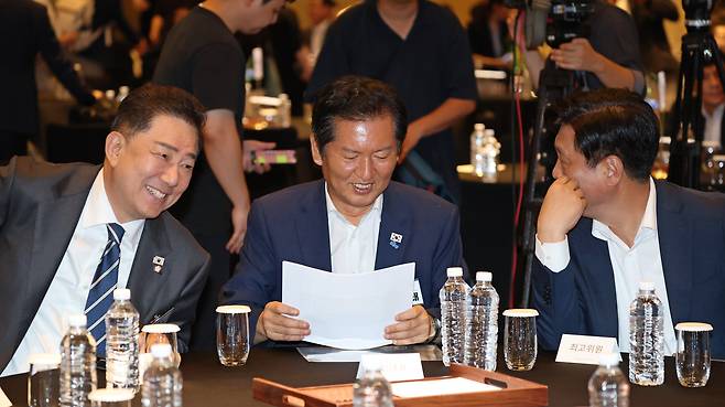 더불어민주당 정청래(가운데) 대표와 김병기(왼쪽) 원내대표, 조승래 사무총장이 28일 인천의 한 호텔에서 열린 더불어민주당 정기국회 대비 국회의원 워크숍에서 이야기를 나누고 있다. /남강호 기자