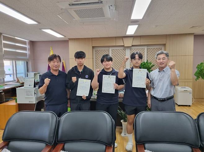지난 25일 대구 군위군 군위읍에서 쓰러진 80대 노인을 구한 군위고 학생 3명이 모범상을 받았다./대구시교육청