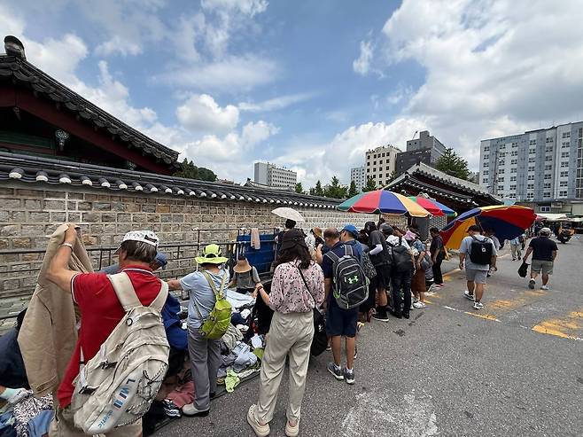 28일 오전 서울 종로구 숭인동 동묘벼룩시장. 동묘 일대는 빈티지 의류를 판매하는 곳으로 유명하다. /이호준 기자
