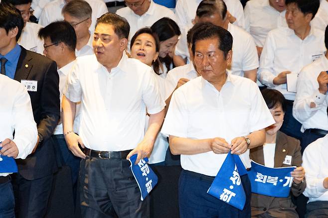 정청래 더불어민주당 대표와 김병기 원내대표를 비롯한 의원들이 28일 인천 중구 파라다이스시티 컨벤션센터에서 열린 2025 정기국회 더불어민주당 국회의원 워크숍에서 기념 촬영을 마친 후 이동하고 있다./뉴스1