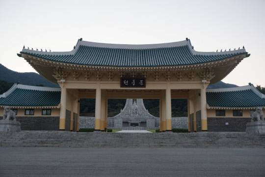 애국지사 이우민과 배위 어능녀의 묘가 위치한 대전현충원 현충문 전경. 변영호 씨 제공