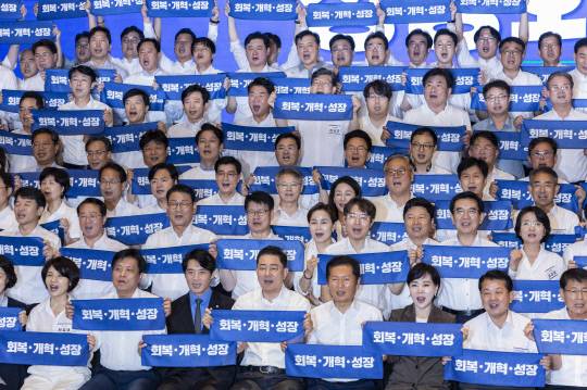 28일 인천시 중구 파라다이스시티 컨벤션에서 열린 더불어민주당 의원단 워크숍에서 정청래 대표와 김병기 원내대표를 비롯한 의원들이 기념 촬영 도중 구호를 외치고 있다. 연합뉴스