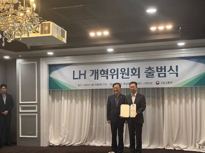 김윤덕 국토교통부 장관(왼쪽)이 28일 서울 여의도 켄싱턴호텔에서 개최된 LH 개혁위원회 출범식에서 민간위원장으로 위촉된 임재만 세종대 교수와 기념사진을 촬영하고 있다.ⓒ데일리안 임정희 기자