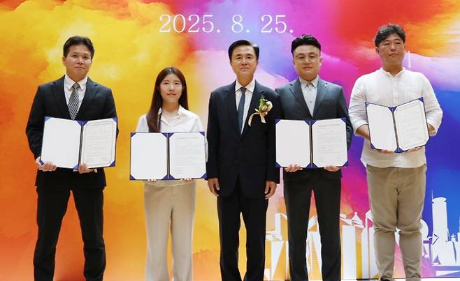 25일(현지 시간) 중국 상하이에서 열린 충청남도 중국사무소 개소식에서 김태흠 충남지사(가운데)와 참석자들이 기념 촬영을 하고 있다. 충남도 제공