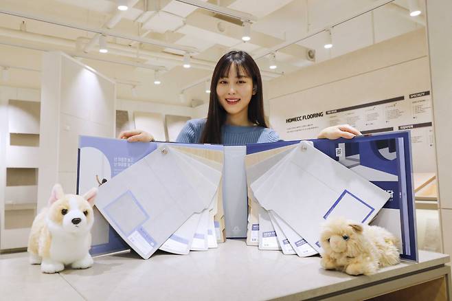 KCC글라스 홈씨씨 인테리어는 반려동물과 보호자 모두를 위한 친환경 PVC 바닥재 ‘숲 도담’과 ‘숲 휴가온’을 선보이고 있다. KCC글라스 제공