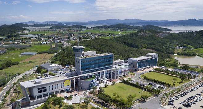 전남 신안군 압해도에 위치한 신안군청 전경. 섬으로 구성된 신안군은 공무원 전출과 퇴직이 잇따르며 행정 공백 우려가 커지고 있다. 신안군 제공