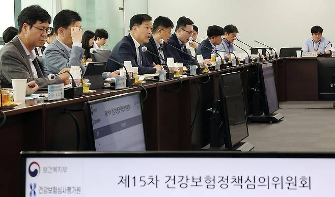 이형훈 보건복지부 제2차관이 28일 오후 서울 서초구 건강보험심사평가원에서 열린 제15차 건강보험정책심의위원회에 참석해 모두발언을 하고 있다. 2025.8.28/뉴스1