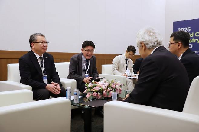 한국지질자원연구원(KIGAM)과 국제에너지기구(IEA) 주요 참석자들이 부산 WCE 현장에서 국제 에너지·자원 협력 확대 방향과 의견을 교환하고 있다. 지질연 제공