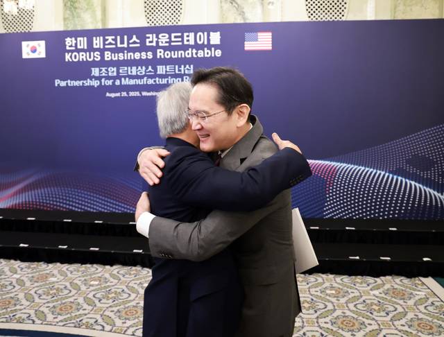 이재용 삼성전자 회장이 25일(현지시간) 미국 워싱턴DC 윌라드 호텔에서 열린 한미 비즈니스 라운드 테이블에서 젠슨 황 엔비디아 최고경영자와 포옹하고 있다. 연합뉴스