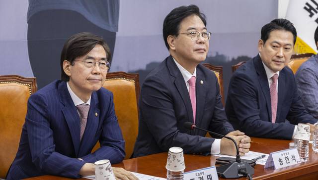 국민의힘 장동혁 당대표 선출 이후 28일 국회에서 처음으로 열린 당 중진회의에서 참석 의원들이 회의 시작을 기다리고 있다. 왼쪽부터 조경태 의원, 송언석 원내대표, 장 대표.