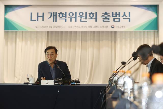 김윤덕 국토교통부 장관이 28일 서울 영등포구 켄싱턴호텔에서 열린 ‘LH 개혁위원회 출범식’에서 인사말을 하고 있다. [연합뉴스 제공]