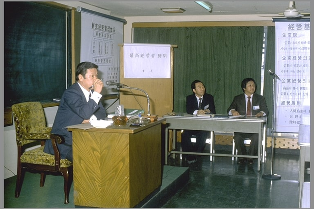 최종현(왼쪽) SK 선대회장이 1982년 1월 신입사원 연수교육 과정에 참석해 SKMS를 주제로 특강을 펼치고 있다. SK 제공