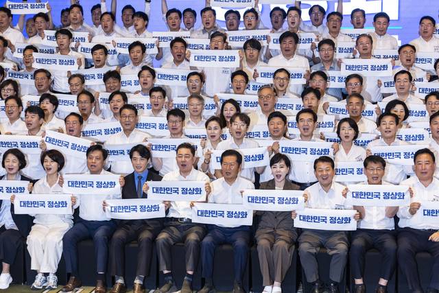 28일 인천시 중구 파라다이스시티 컨벤션에서 열린 더불어민주당 의원단 워크숍에서 정청래 대표와 김병기 원내대표를 비롯한 의원들이 기념 촬영 도중 구호를 외치고 있다. [연합뉴스]