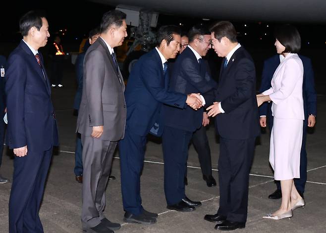 이재명 대통령, 민주당 지도부와 인사     (성남=연합뉴스) 홍해인 기자 = 이재명 대통령과 김혜경 여사가 일본·미국 방문 일정을 마치고 28일 경기도 성남 서울공항에 도착해 공군1호기에서 내린 뒤 더불어민주당 정청래 대표, 김병기 원내대표 등 영접 인사들과 악수하고 있다. 2025.8.28     hihong@yna.co.kr (끝)