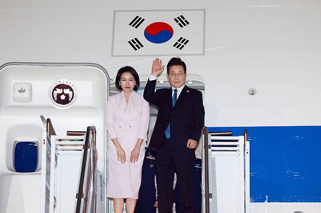 미국 방문 일정 마친 이재명 대통령 부부     (필라델피아=연합뉴스) 홍해인 기자 = 이재명 대통령과 김혜경 여사가 26일(현지시간) 미국 펜실베이니아주 필라델피아국제공항에서 미국 방문 일정을 마친 뒤 귀국하며 공군 1호기에 올라 인사하고 있다. 2025.8.27     hihong@yna.co.kr (끝)