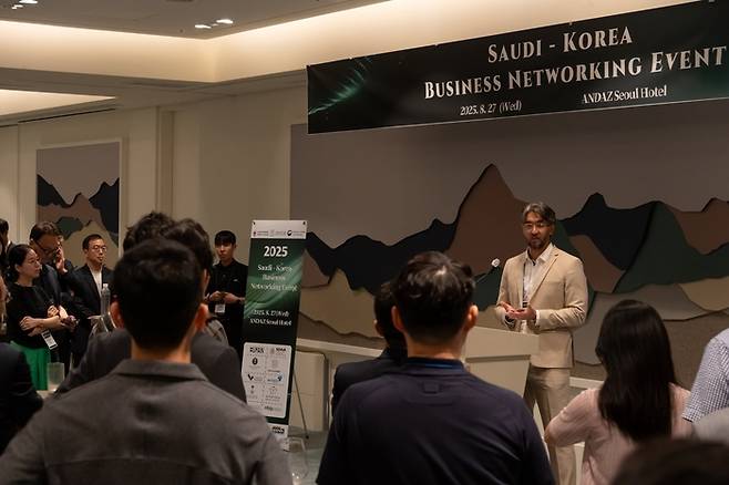 27일 안다즈 서울 강남 호텔에서 진행된 네트워킹 행사에서 NTDP 이브라힘 압둘아지즈 네야즈 CEO와 함께 참가자들이 사우디 시장 정보를 공유하고 있다